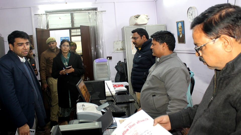 Hathras DM inspected the BSA-DIOS office