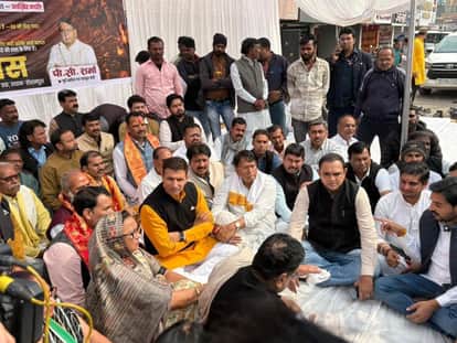 Bhopal News: Congress protests on the issue of Sanatan Dharma and Hindu saints, holds fast and demonstration i