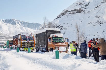 Snowfall Photos From NCC parade to fun of tourists amidst snowfall hill states covered in a white sheet