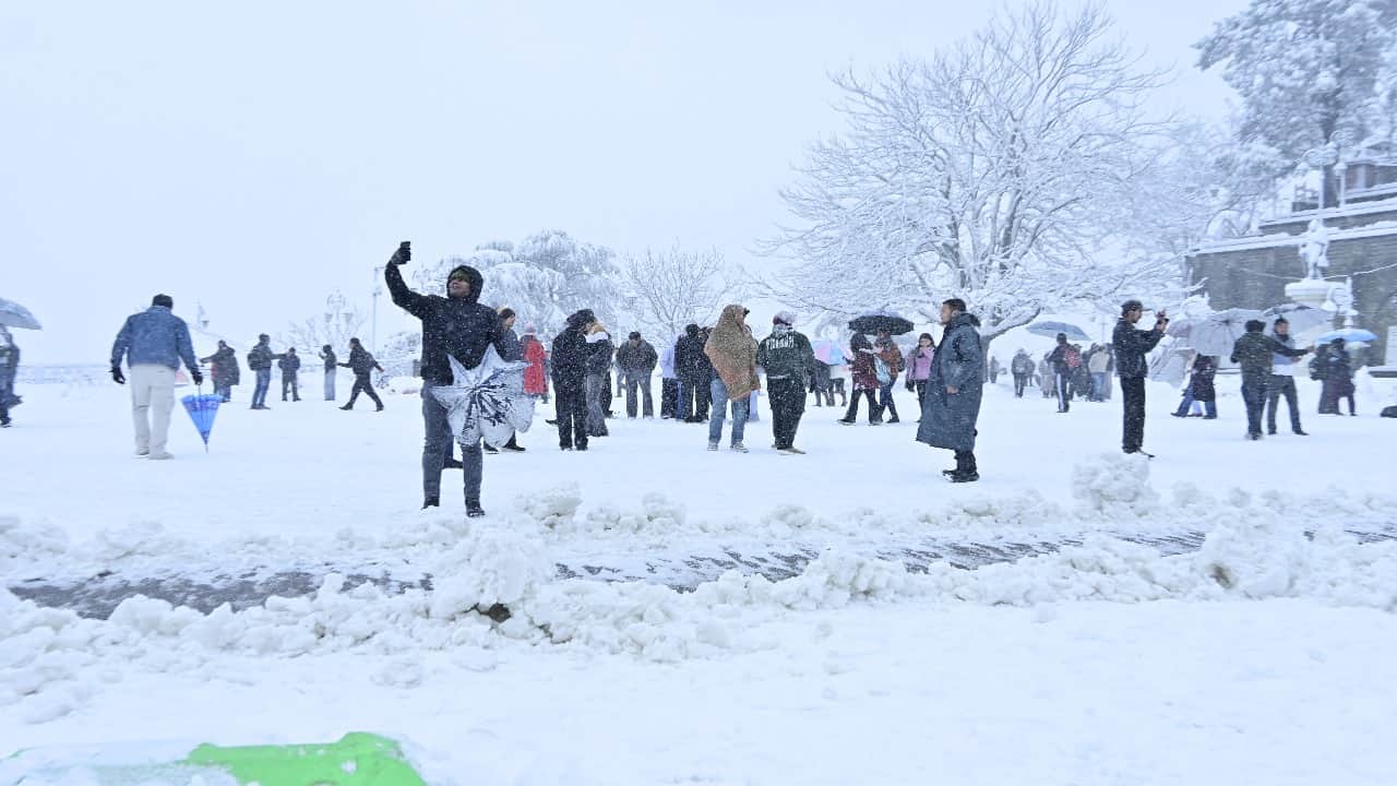 बर्फबारी के बाद शिमला के रिज मैदान का नजारा।
