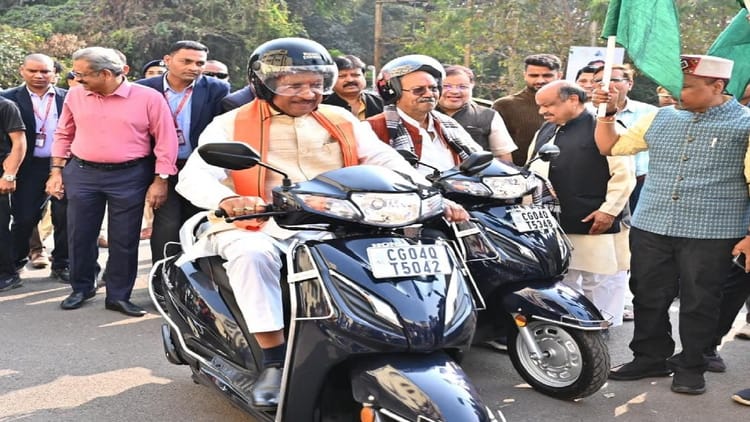 CG: सीएम साय ने सड़क सुरक्षा का संदेश देते हुए खुद हेलमेट पहनकर चलाई स्कूटी, 12 नए बसों को दिखाया हरी झंडी