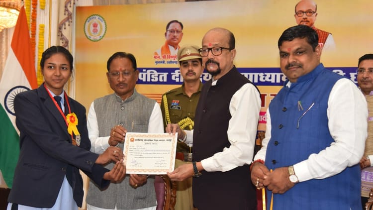 रायपुर में मेधावी छात्रों का सम्मान: 10वीं-12वीं के 239 टॉपर्स को मिला सम्मान और 1.5 लाख की प्रोत्साहन राशि