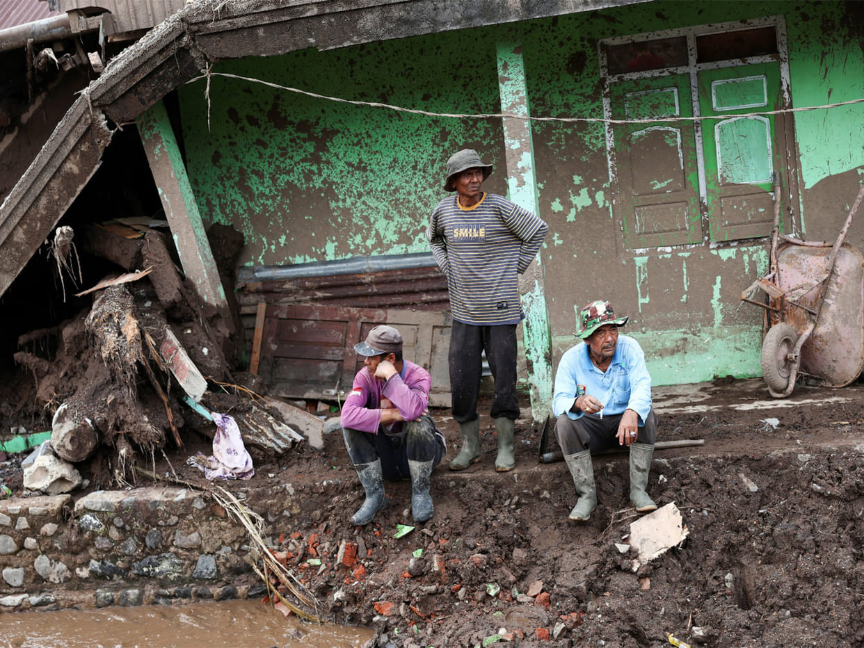 8 people killed more than 80 missing in Indonesia landslide rescue workers engaged in search