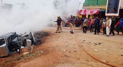 Chitrakoot Enraged by the murder of a businessmans son people set fire to the shop of the accused Irfan