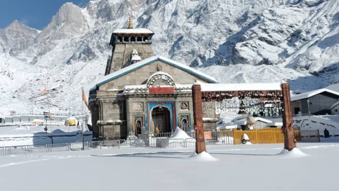 Snowfall adds to charm tourist spots buzz with tourists Uttarakhand Kedarnath Auli Watch Snowfall picture