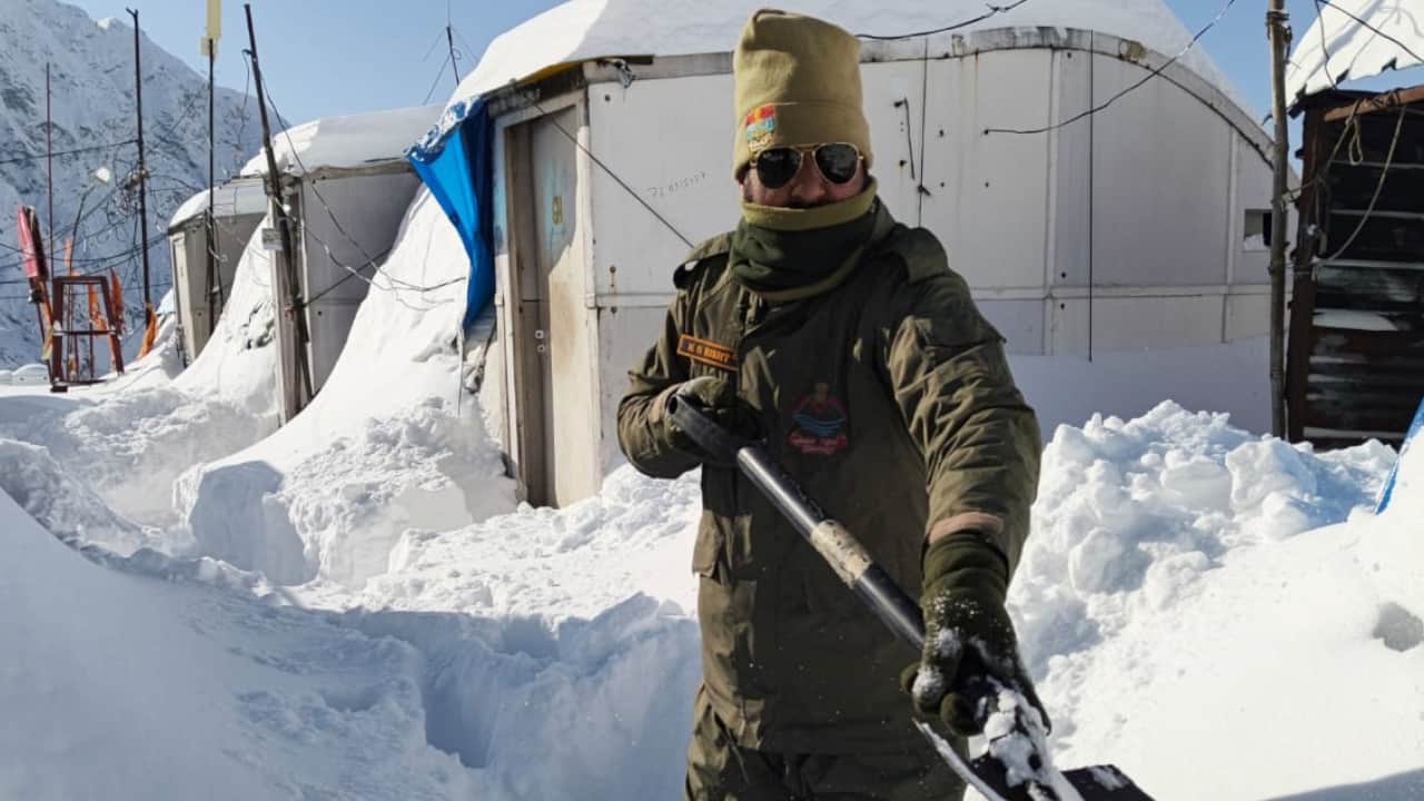 Snowfall in Kedarnath Dham sub zero temperatures heavy snowfall soldiers are protecting Kedarnath shrine