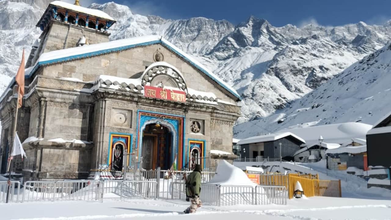 Snowfall in Kedarnath Dham sub zero temperatures heavy snowfall soldiers are protecting Kedarnath shrine