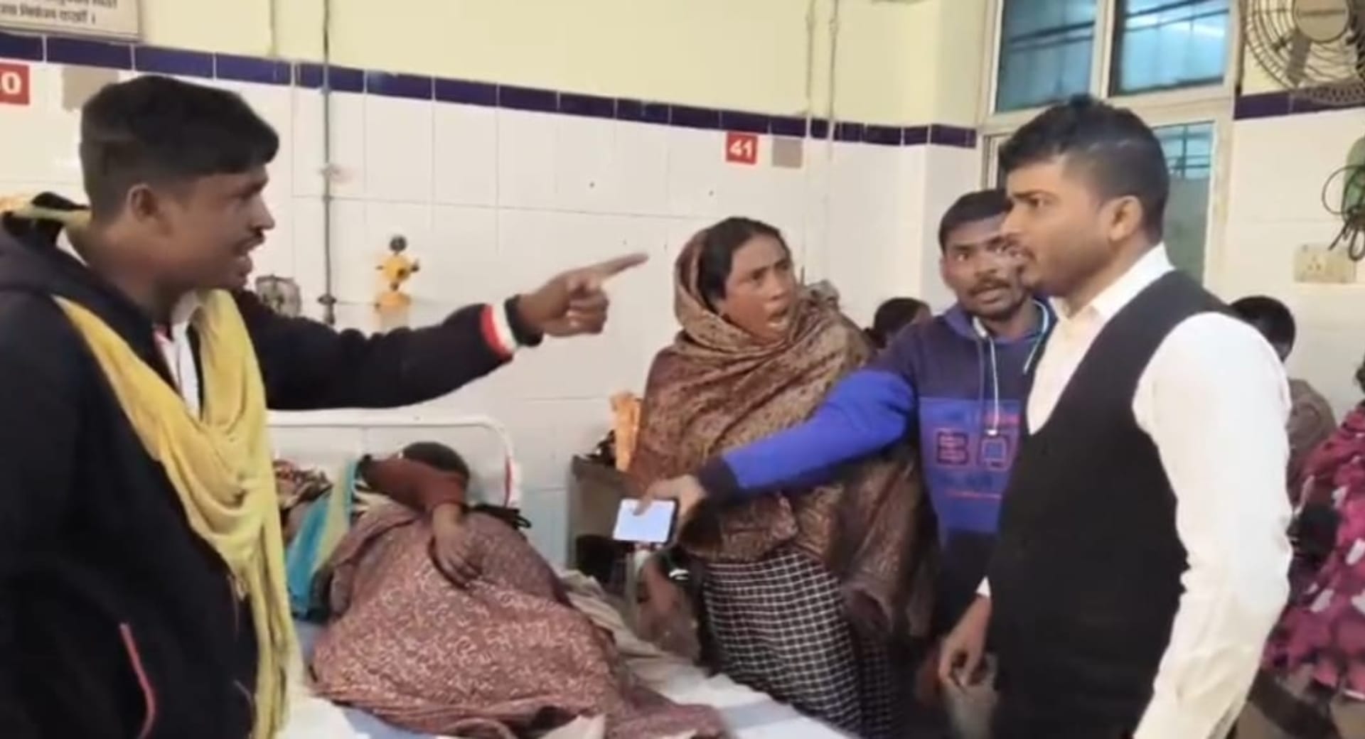 मौके पर मौजूद लोग