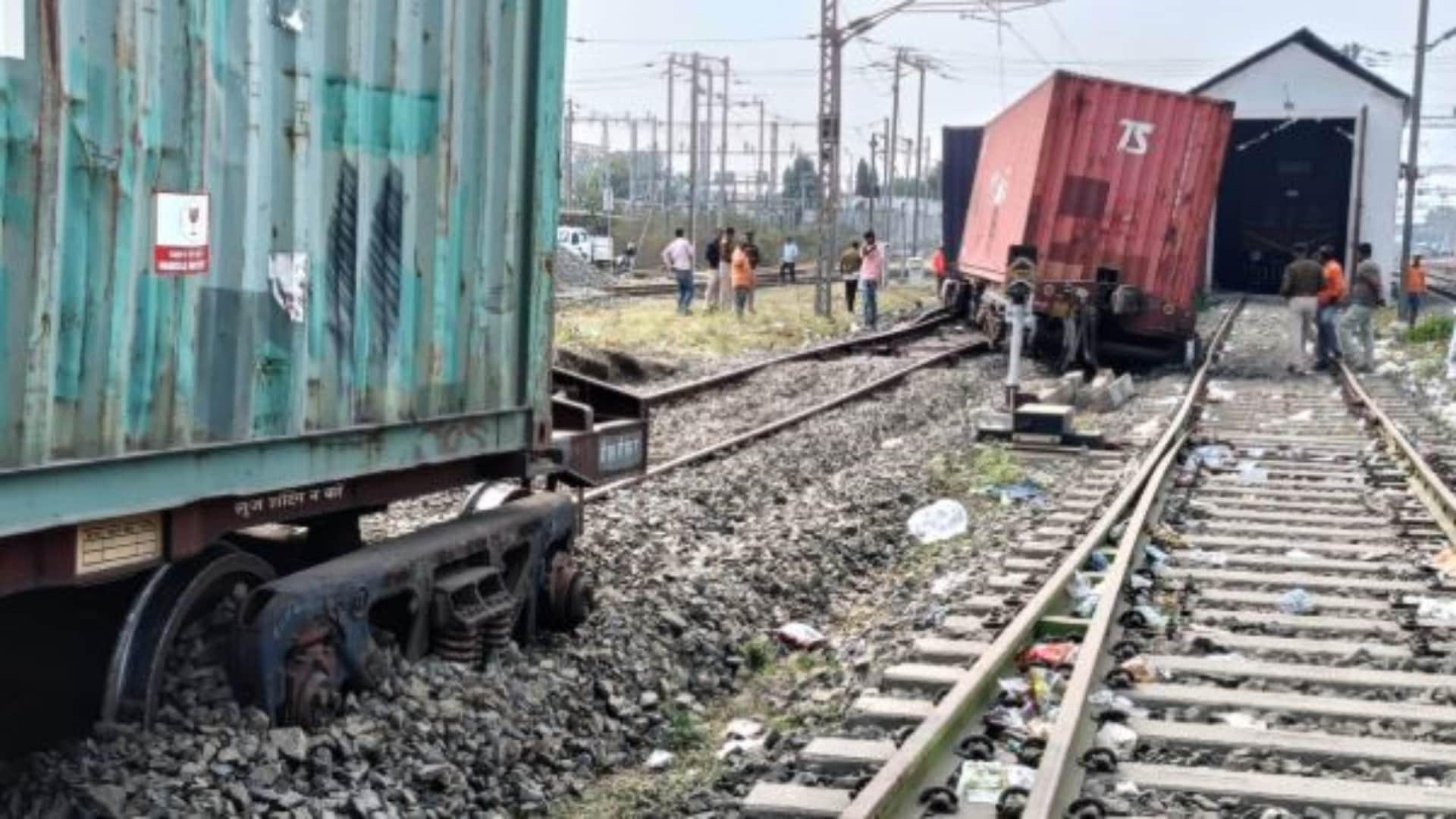 रेलवे पटरी टूटने से दो हिस्सों में बंटी मालगाड़ी