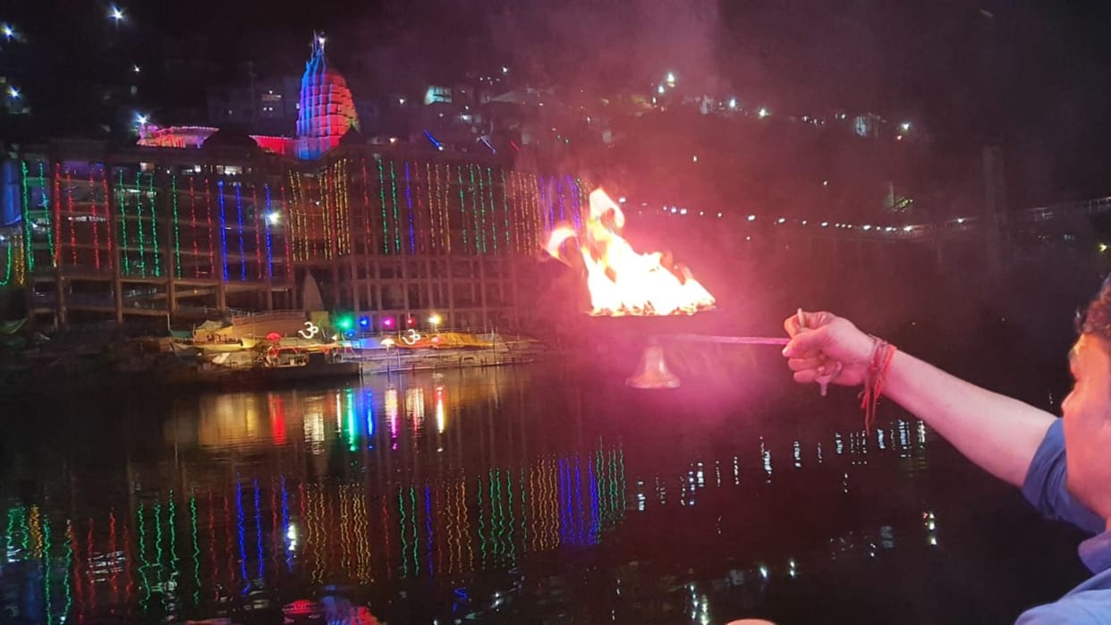 Flower shower from helicopter milk anointment at Narmada Janmotsav celebrated with enthusiasm in Omkareshwar