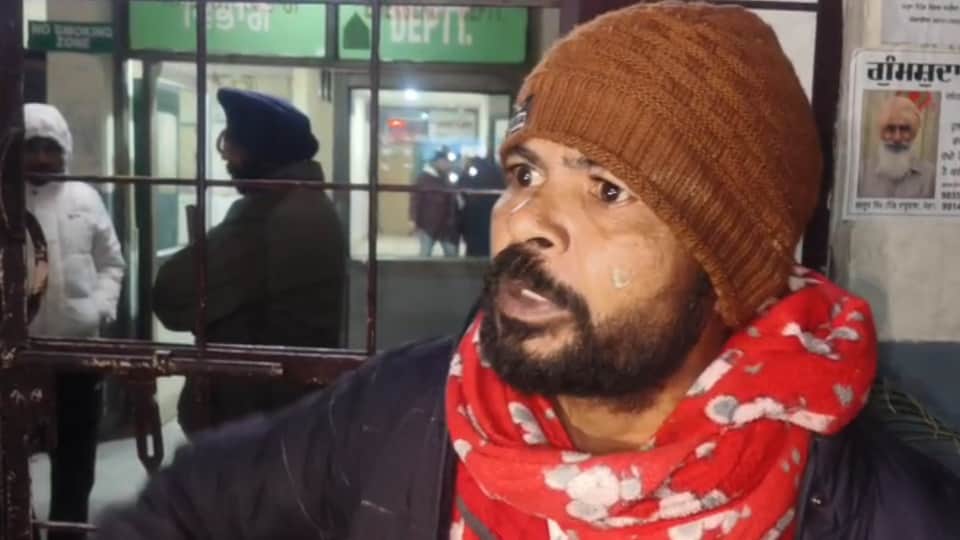 मामले की जानकारी देते बच्चे के परिजन