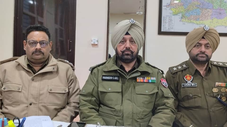 मामले की जानकारी देते पुलिस अधिकारी