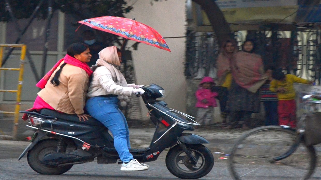 weather changed in Bareilly and Badaun with strong winds and rain