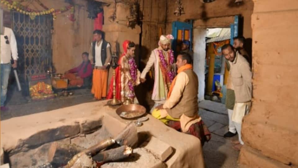 Weddings Held Amid Snowfall at Triyuginarayan Temple, Meerut Couple Goes Viral