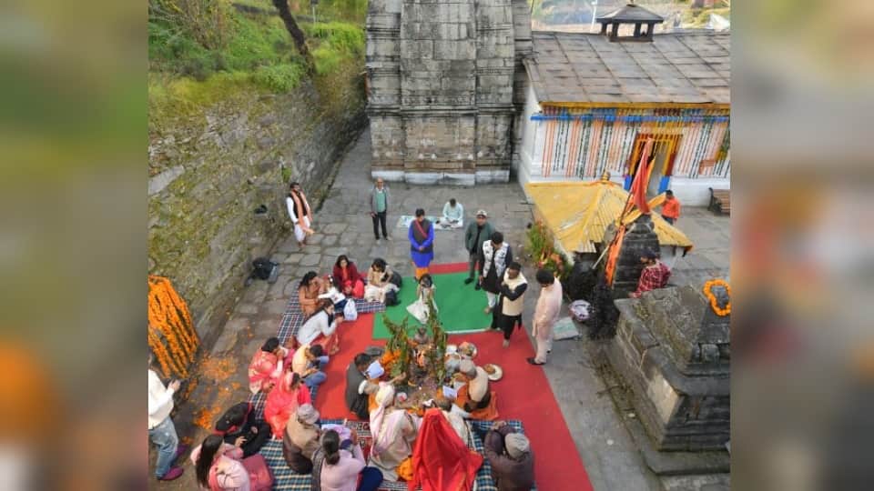 Weddings Held Amid Snowfall at Triyuginarayan Temple, Meerut Couple Goes Viral
