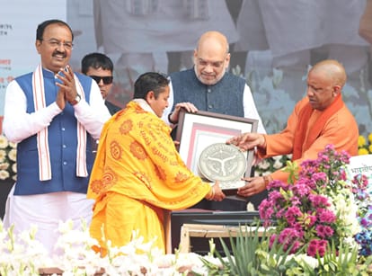 UP: Amit Shah blew the election bugle from Lucknow, praised the CM from the stage; said, "Modi on top, Yogi be