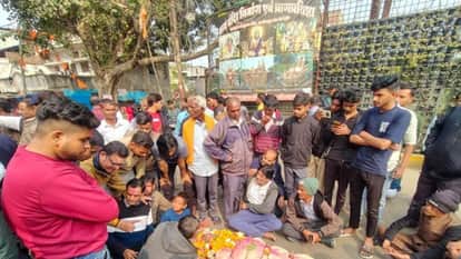 Indore: Administration denies death in Bhagirathpura, people protest by placing body on road