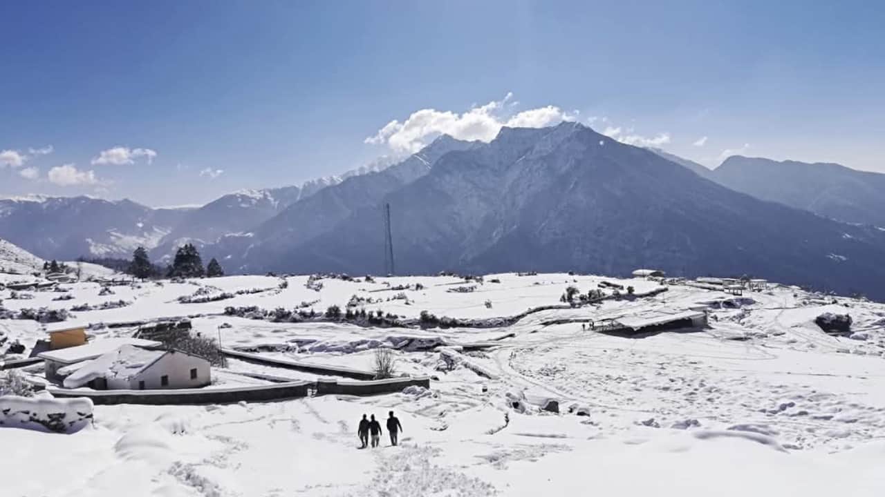 Snowfall adds to charm tourist spots buzz with tourists Uttarakhand Kedarnath Auli Watch Snowfall picture