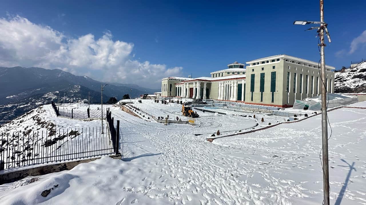 Snowfall adds to charm tourist spots buzz with tourists Uttarakhand Kedarnath Auli Watch Snowfall picture