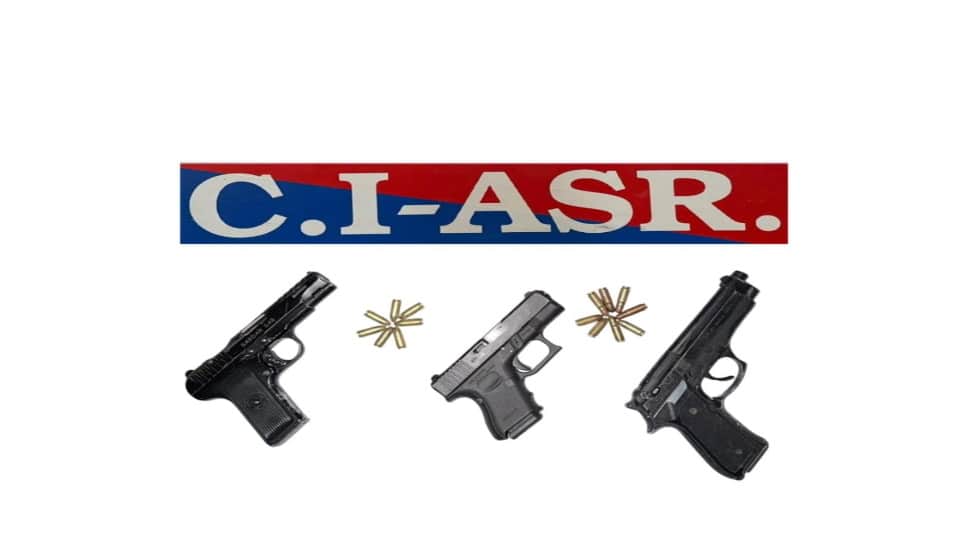 आरोपियों से मिले हथियार।