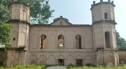 The splendor of Alambagh Kothi, Chandernagar Gate, a witness to the freedom struggle, has faded.