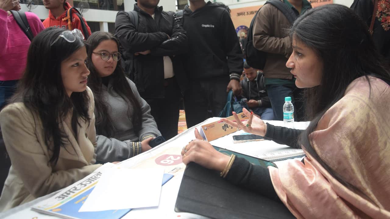 Women more concerned about loyalty in relationships Amar ujala Jyotish mahakumbh tarot card expert Dehradun