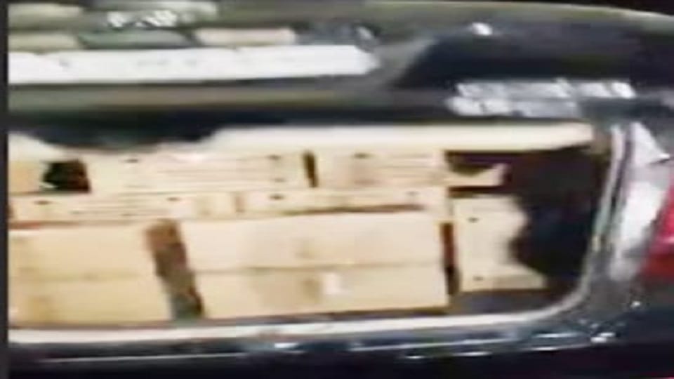 Liquor worth Rs 1 lakh being smuggled in a car seized in Surguja one smuggler arrested in Ambikapur