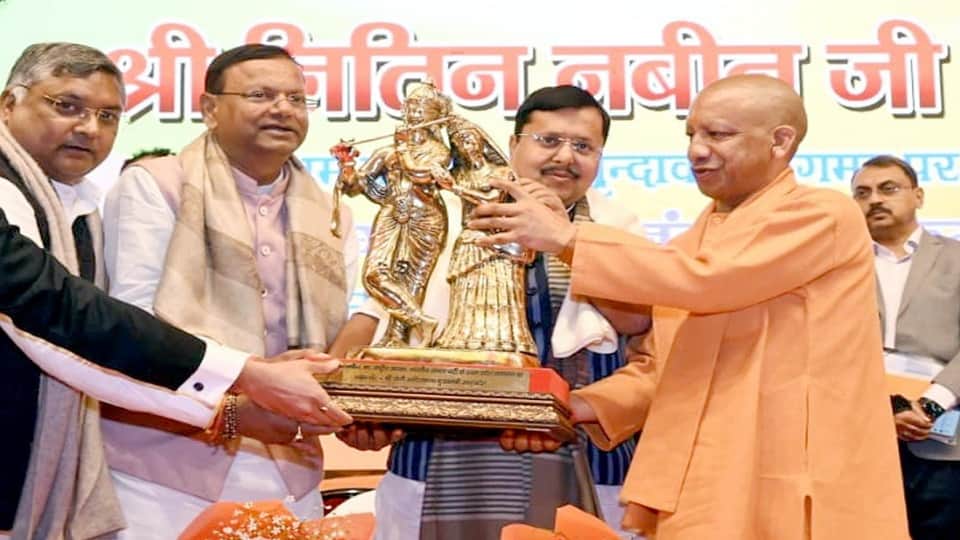 CM Yogi adityanath welcomed BJP president Nitin Naveen in Mathura