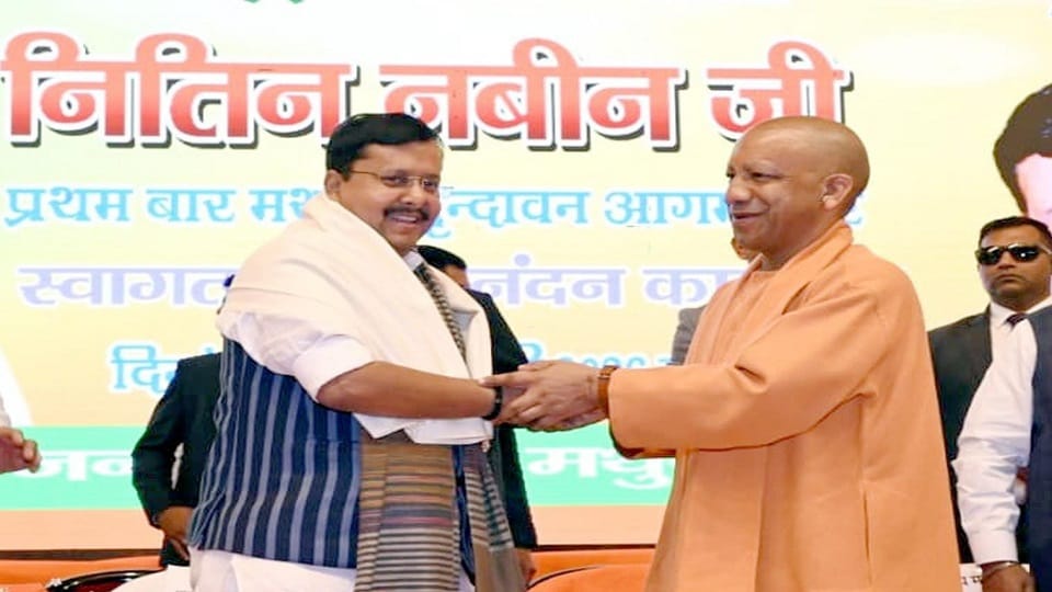 CM Yogi adityanath welcomed BJP president Nitin Naveen in Mathura