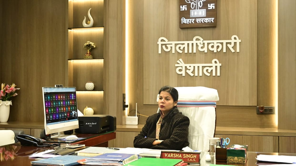 Bihar News vaishali dm varsha singh gets best deo award honored by election commission