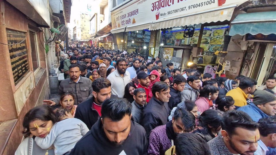 huge crowd of devotees gathered at Banke Bihari temple in Vrindavan