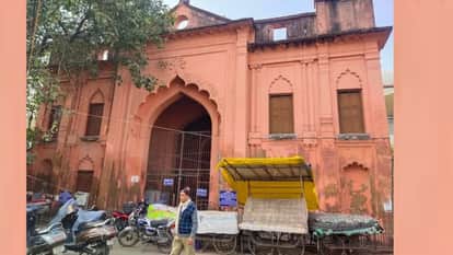 The splendor of Alambagh Kothi, Chandernagar Gate, a witness to the freedom struggle, has faded.