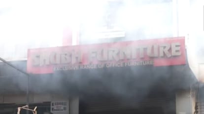 फर्नीचर की दुकान में लगी आग