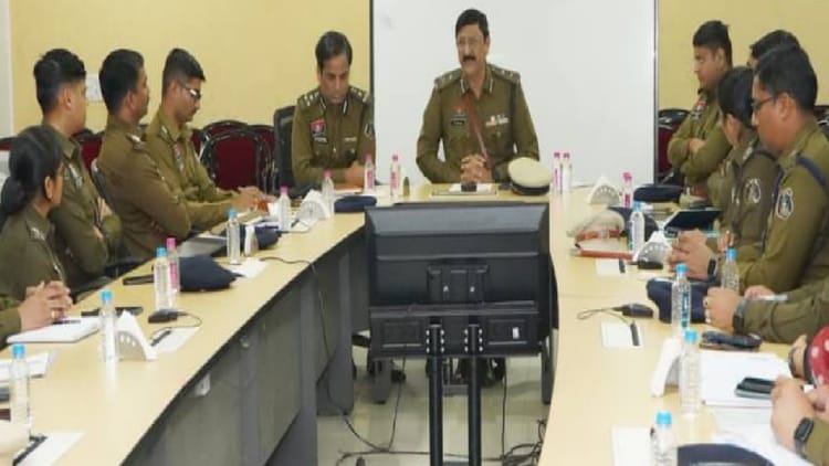 रायपुर में सख्त पुलिसिंग का संकेत: नए पुलिस कमिश्नर ने ली पहली बड़ी बैठक, दिए ये निर्देश