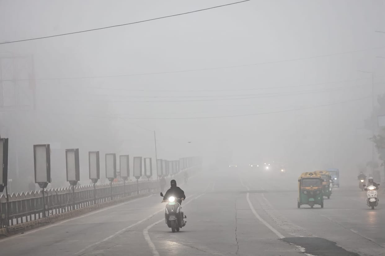 Indore: Fog engulfs Indore, visibility drops to 200 metres, morning flights delayed
