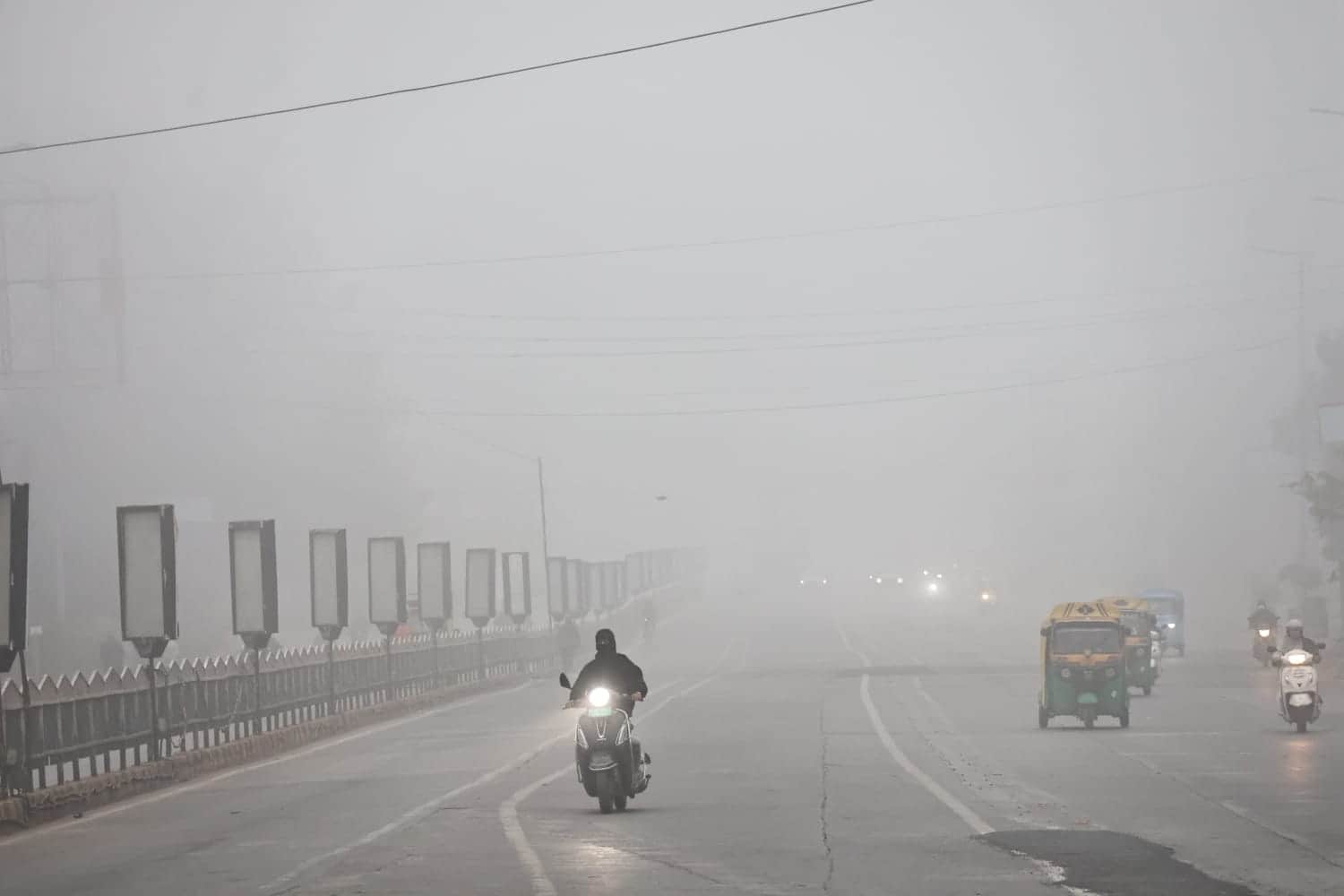 कोहरे की चादर में इंदौर।