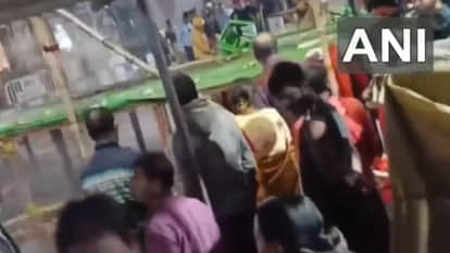 TMC and BJP Supporters clash at Sakherbazar Kolkata due to use of high volume microphone