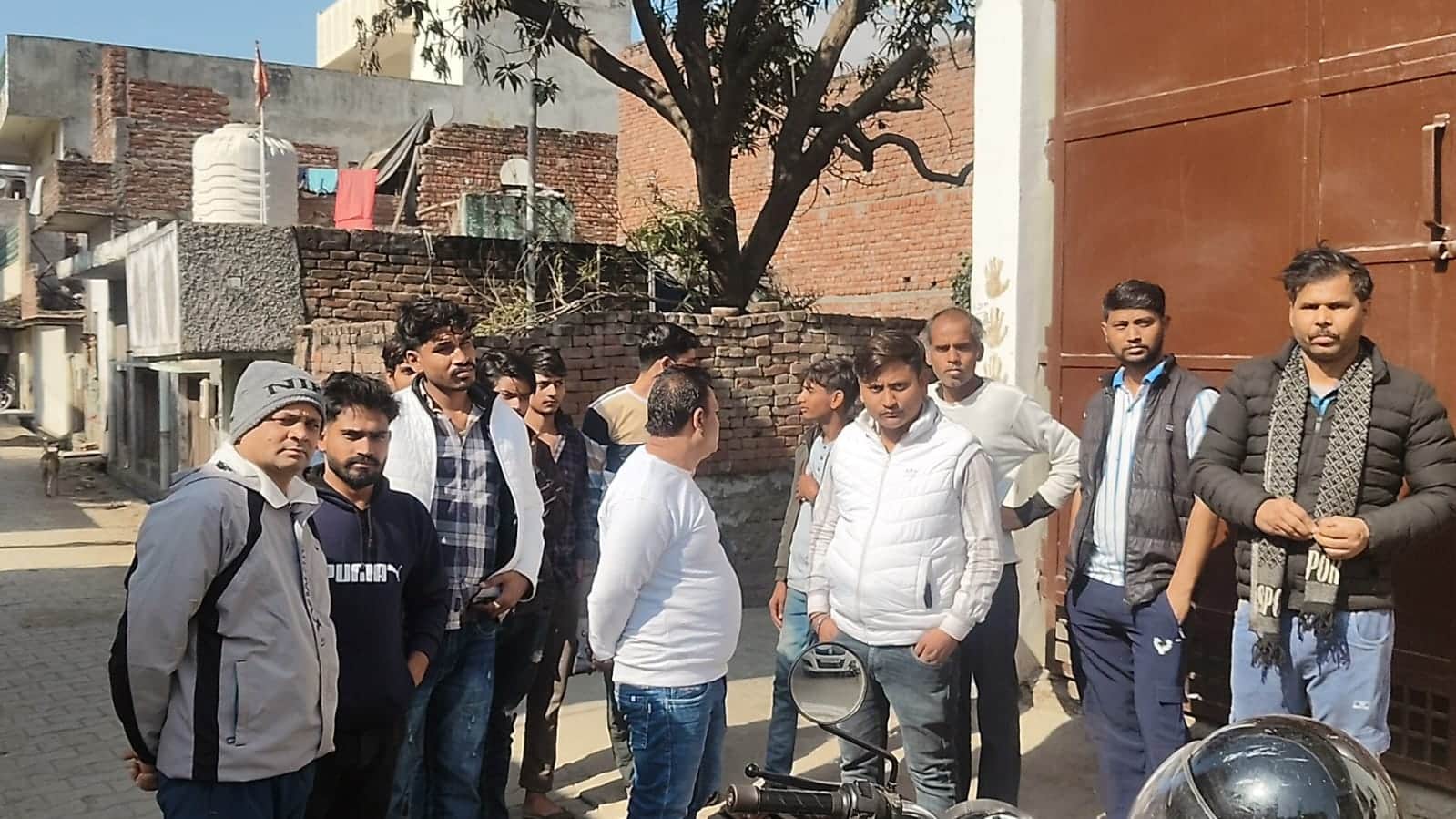 lover slits his girlfriends throat stuffs her body in a sack flees In Agra