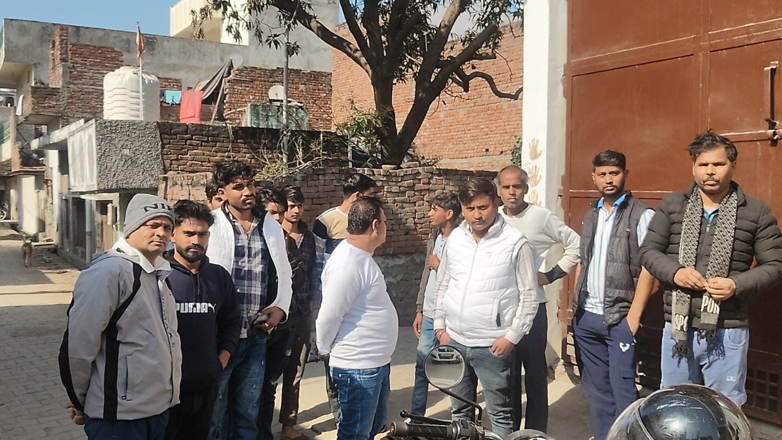 lover slits his girlfriends throat stuffs her body in a sack flees In Agra