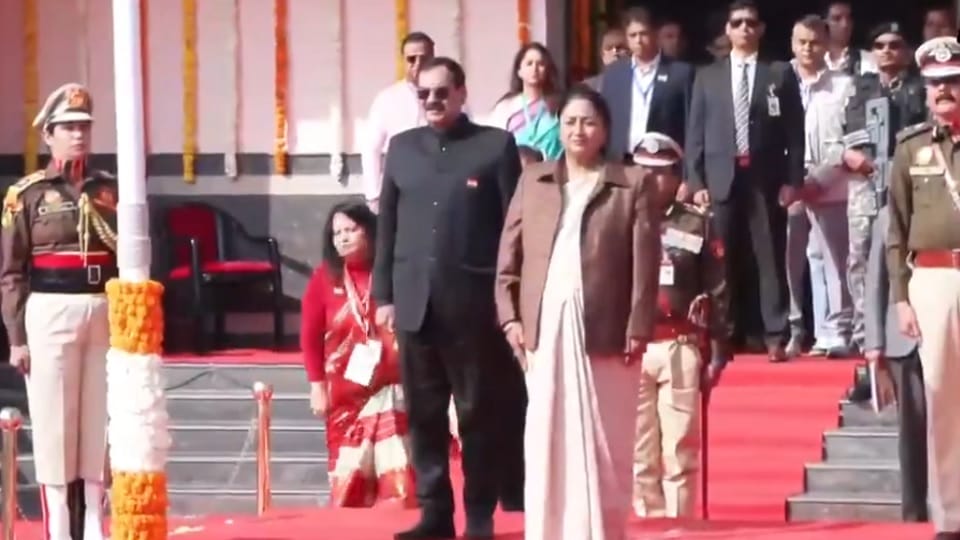 Republic Day 2026 Celebrations at Chhatrasal Stadium CM Rekha Gupta Hoists National Flag Delhi News in Hindi