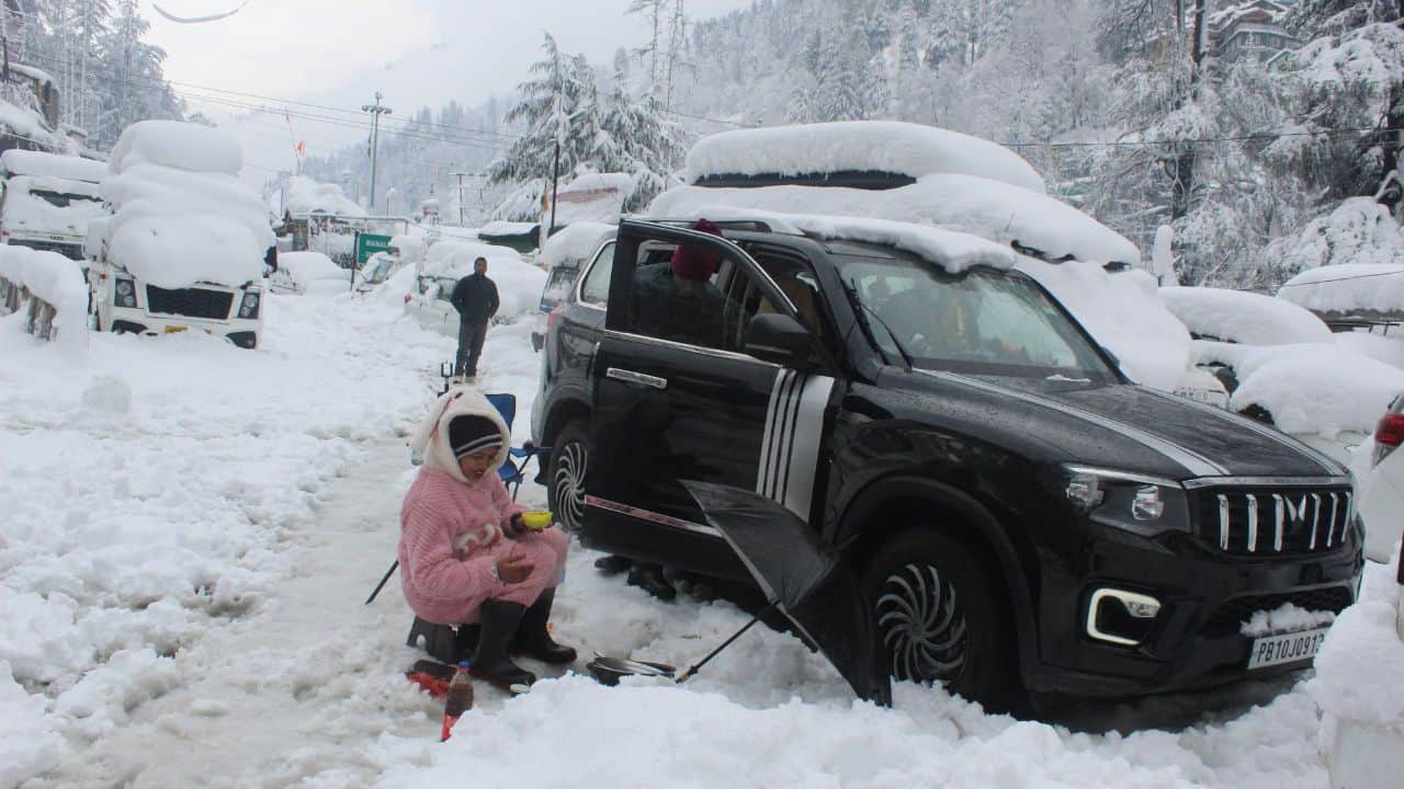 Difficulties increase after snowfall thousands of tourists stranded in Manali Himachal shivers in the cold