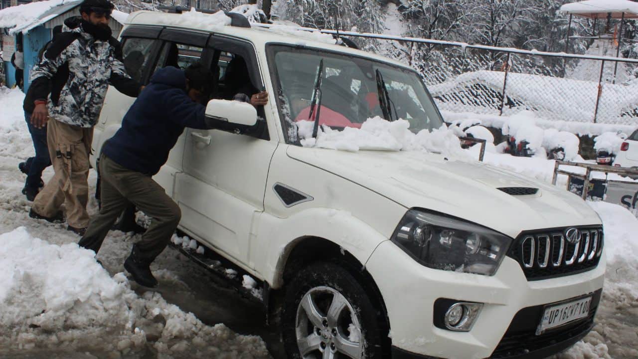 Difficulties increase after snowfall thousands of tourists stranded in Manali Himachal shivers in the cold
