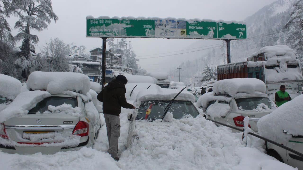Difficulties increase after snowfall thousands of tourists stranded in Manali Himachal shivers in the cold