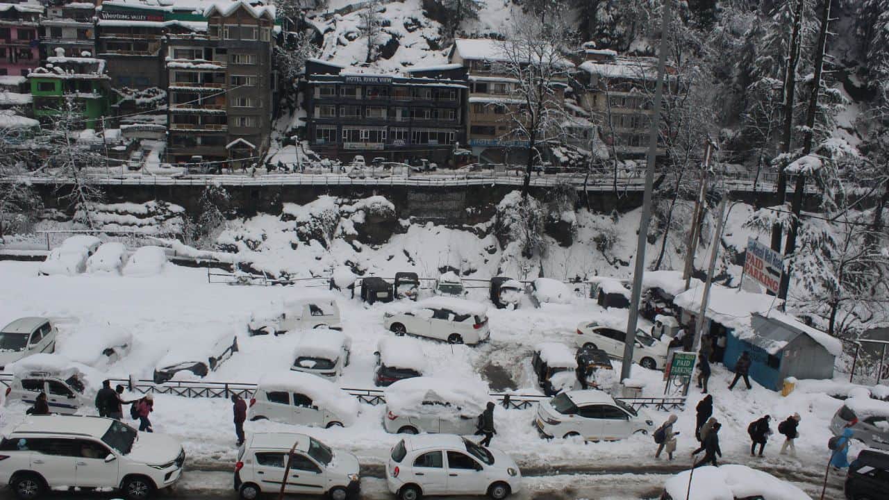 Difficulties increase after snowfall thousands of tourists stranded in Manali Himachal shivers in the cold