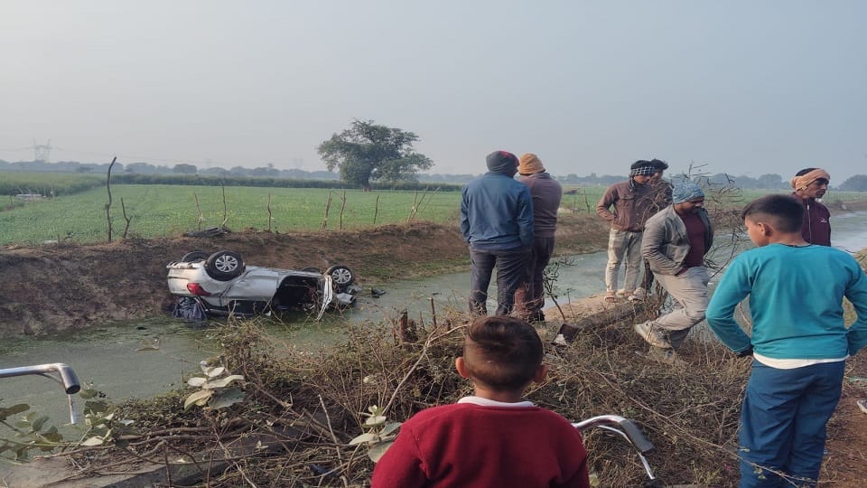 speeding car fell into Chambal canal in Agra