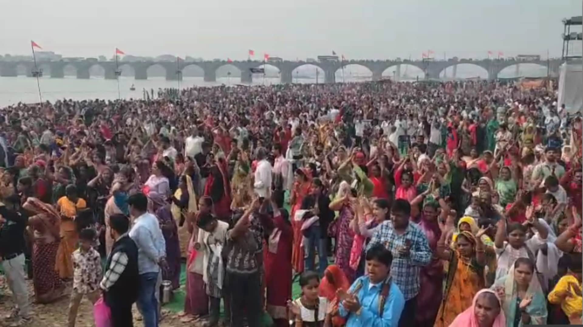 Omkareshwar Lakhs of devotees gathered to have darshan of Narmada; helicopters showered flowers during Aarti