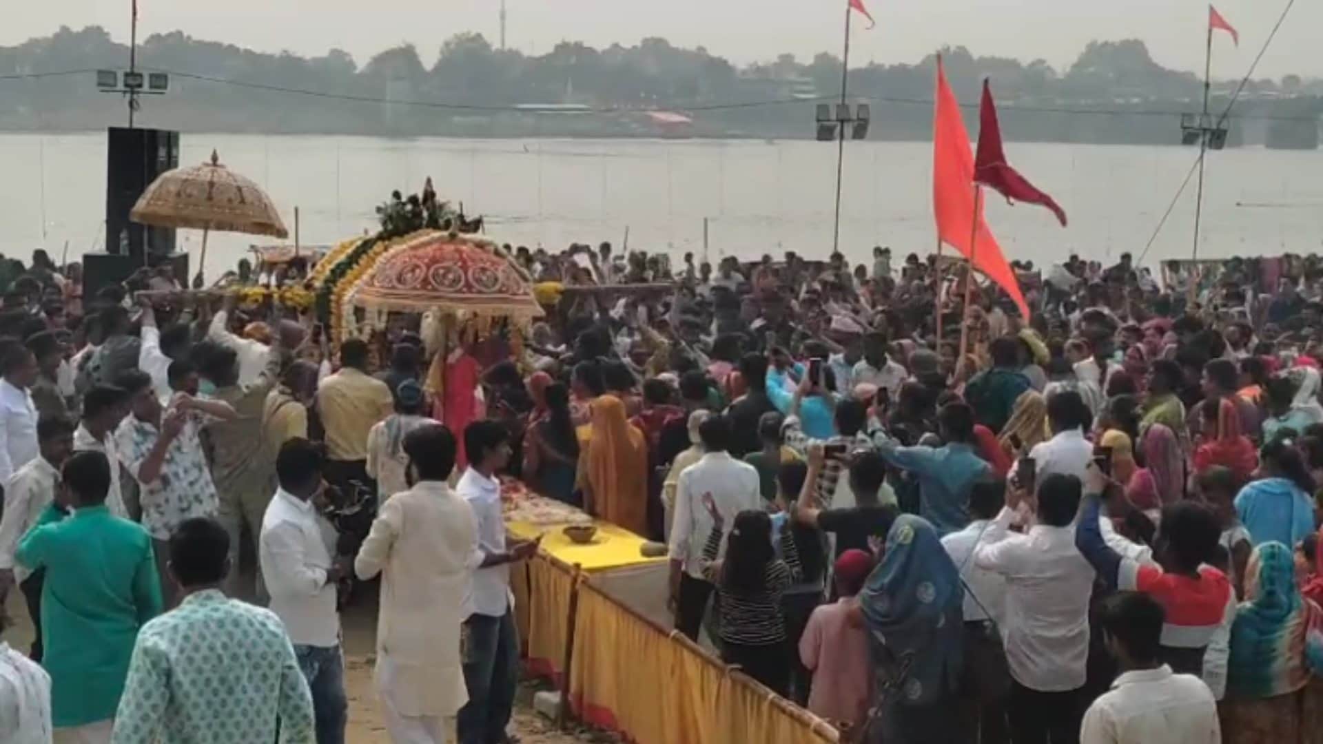Omkareshwar Lakhs of devotees gathered to have darshan of Narmada; helicopters showered flowers during Aarti