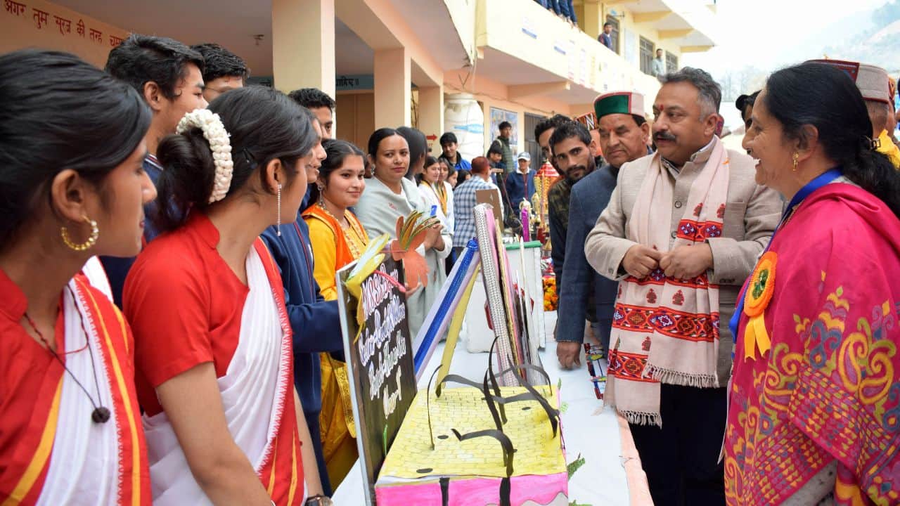 राजकीय उत्कृष्ट वरिष्ठ माध्यमिक विद्यालय बजौरा में प्रदर्शनी का अवलोकन करते शिक्षा मंत्री