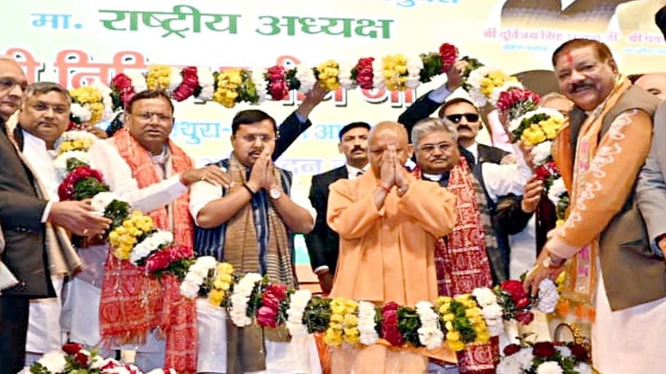 CM Yogi adityanath welcomed BJP president Nitin Naveen in Mathura