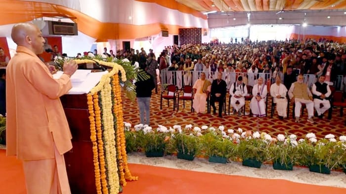 CM Yogi adityanath welcomed BJP president Nitin Naveen in Mathura